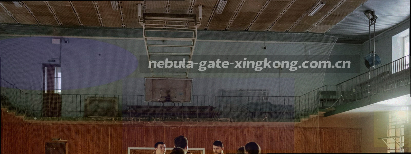 深空蓝底色上流动的细线网格与柔和星点纹理